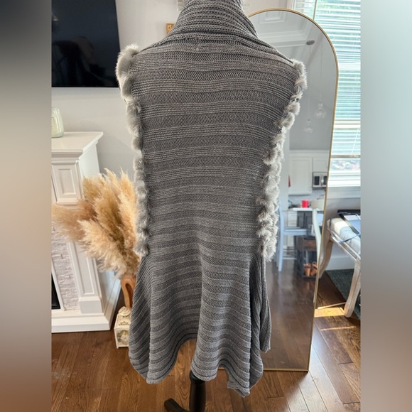 Gray Knit Vest with Faux Fur Trim - Picture 8 of 9